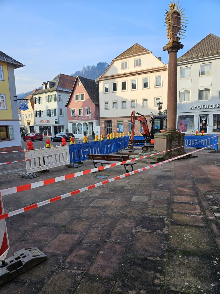 Unklarheit um abgesperrten Platz in Amorbach wirft Fragen auf

Am 31. Januar 2026 plante der AfD-Kreisverband Miltenberg die Durchführung eines Infostandes in der Amorbacher Innenstadt. Als vorgesehener Standort war der Platz an der Mariensäule vorgesehen – ein zentraler und stark frequentierter Bereich der Stadt. Doch bereits seit mehreren Tagen ist dieser Platz großflächig abgesperrt. Auffällig dabei: Auf dem Areal steht zwar ein Minibagger, jedoch sind keinerlei Bauarbeiten zu beobachten. Arbeiter sind nicht vor Ort, ein konkreter Baufortschritt ist nicht erkennbar.

Diese Situation sorgt zunehmend für Irritationen – nicht nur beim AfD-Kreisverband selbst, sondern auch bei zahlreichen Anwohnerinnen und Anwohnern Amorbachs. Viele fragen sich, weshalb ein öffentlicher Platz über einen längeren Zeitraum blockiert wird, ohne dass ersichtlich gearbeitet wird. In der Bevölkerung wächst daher die Spekulation, ob die Absperrung tatsächlich aus baulichen Gründen erfolgt oder ob andere Motive eine Rolle spielen könnten.

Insbesondere vor dem Hintergrund des geplanten politischen Infostandes stellt sich für den AfD-Kreisverband Miltenberg eine brisante Frage: Handelt es sich bei der Sperrung des Platzes um eine bewusste Maßnahme, um die Durchführung des Infostandes zu verhindern? Eine offizielle Erklärung der zuständigen Stellen liegt bislang nicht vor. Weder wurde der Öffentlichkeit ein konkreter Zeitplan für mögliche Bauarbeiten mitgeteilt, noch gibt es Informationen darüber, warum die Absperrung offenbar ohne sichtbare Aktivität aufrechterhalten wird.

Auch unter den Bürgerinnen und Bürgern Amorbachs wird die Situation zunehmend kritisch diskutiert. Einige äußern Unverständnis über die mangelnde Transparenz, andere fordern eine klare Stellungnahme der Stadtverwaltung. In Zeiten, in denen politische Teilhabe und Meinungsfreiheit intensiv diskutiert werden, sorgt der Eindruck möglicher politischer Einflussnahme auf die Nutzung öffentlicher Plätze für zusätzliche Sensibilität.

Der AfD-Kreisverband Miltenberg fordert daher eine zeitnahe Aufklärung über die Gründe der Absperrung sowie eine transparente Kommunikation seitens der Verantwortlichen. Ziel sei es, Klarheit zu schaffen und Spekulationen entgegenzuwirken. Ob der Infostand am geplanten Termin stattfinden kann, ist zum jetzigen Zeitpunkt ungewiss.

Fest steht: Die anhaltende Sperrung des Platzes an der Mariensäule wirft Fragen auf, die nicht nur eine Partei, sondern die gesamte Stadtgesellschaft betreffen. Eine offene und nachvollziehbare Information der Öffentlichkeit könnte dazu beitragen, das Vertrauen in kommunale Entscheidungen zu stärken und die aktuelle Unsicherheit zu beenden.